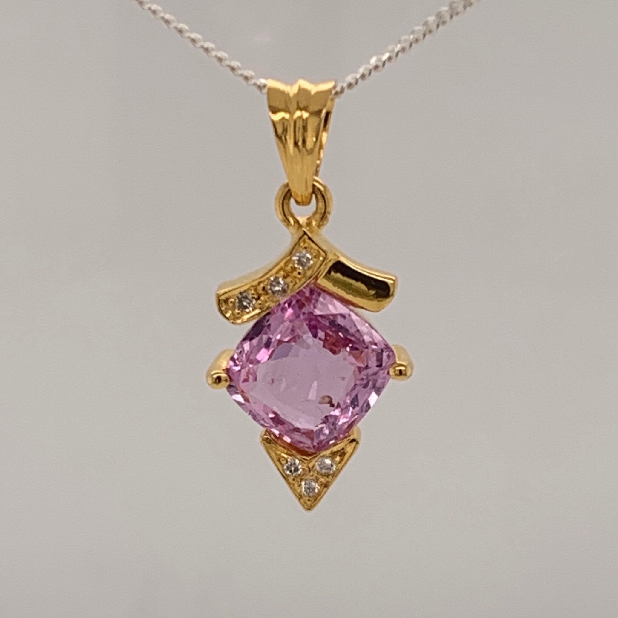Pink Sapphire 2.20 Carats Pendant in Yellow Gold & Natural Diamonds - Baza Boutique 